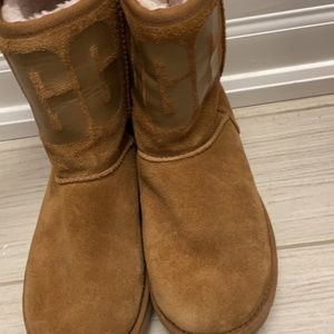 Kids size 5 new Uggs (2) available